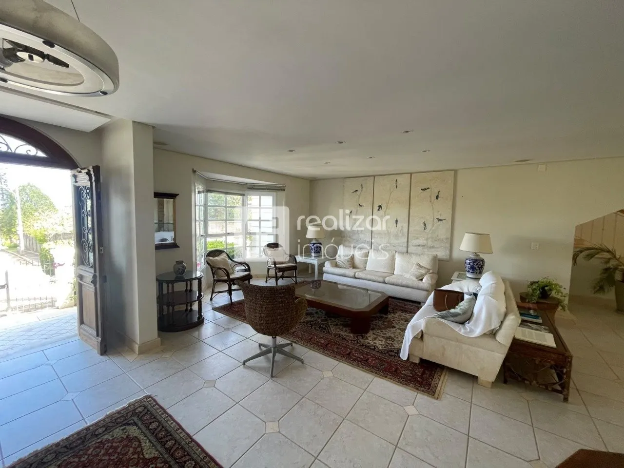 Casa de 5 dormitorios con balcón cerrado con vidrio