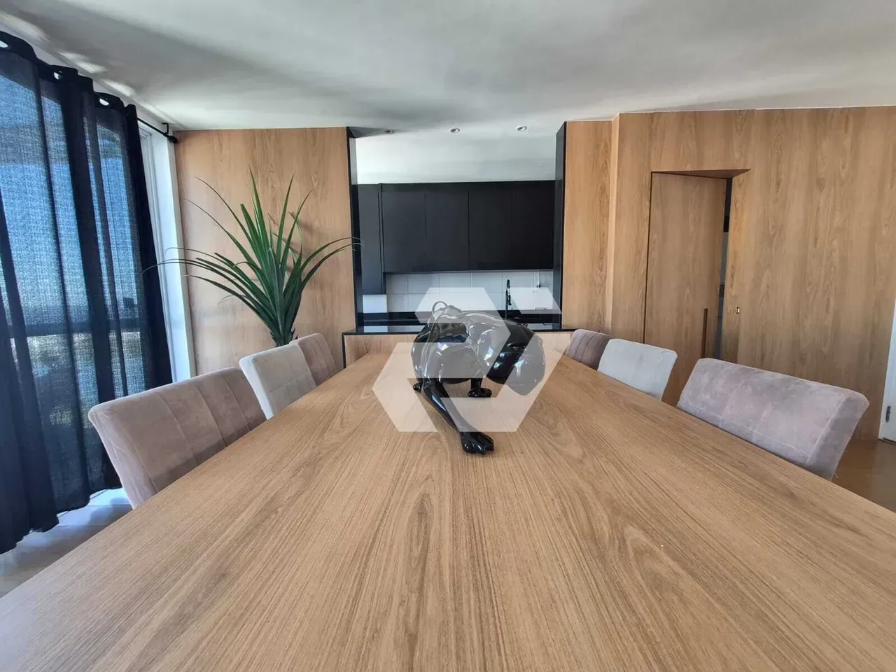 Furnished 4-bedroom apartment with building pool — photo 12