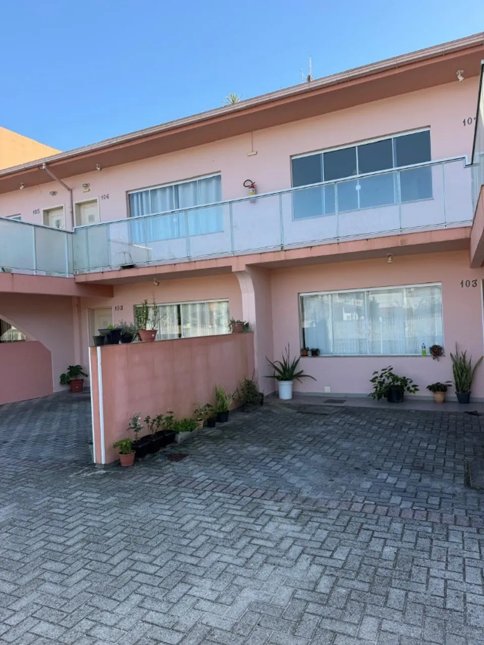 Unfurnished 2-bedroom apartment with 1 bathroom