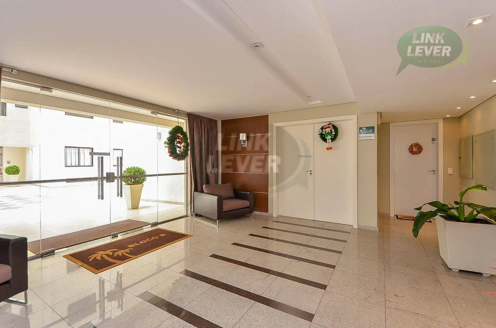Balcony with a grill in a 3-bedroom apartment, 88 m² — photo 24