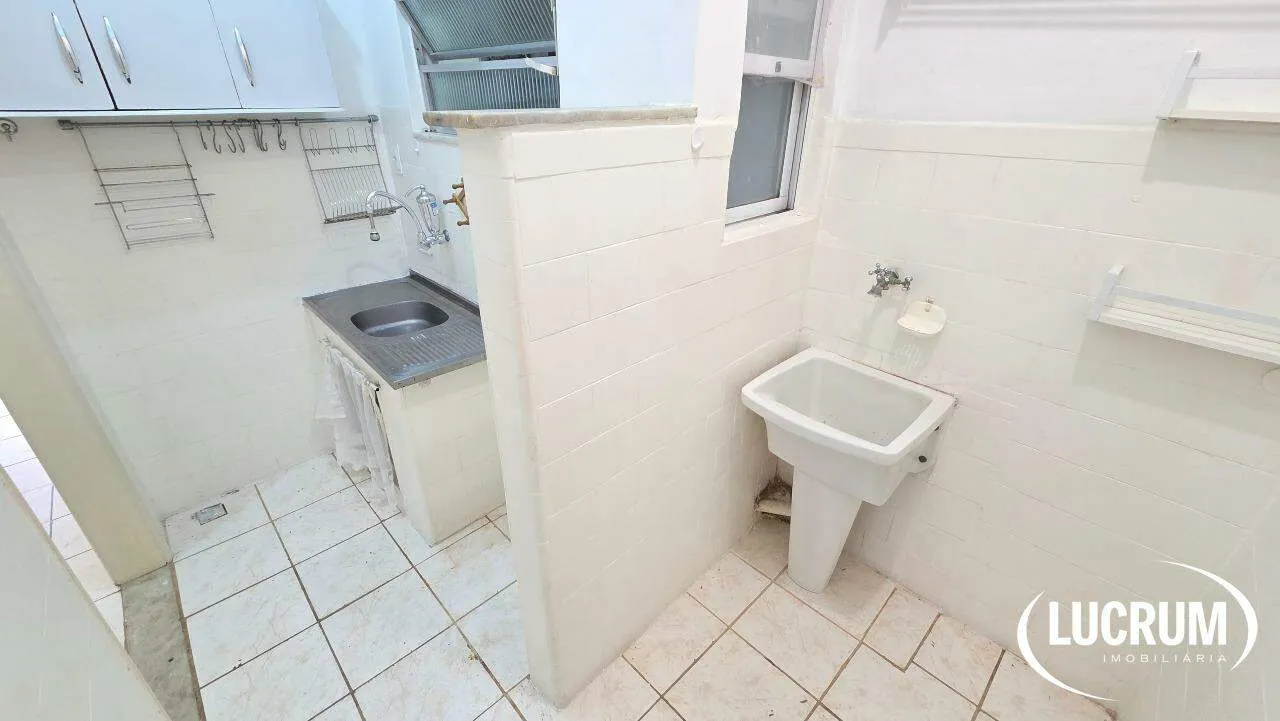 1-bedroom apartment with a glass shower enclosure — photo 11