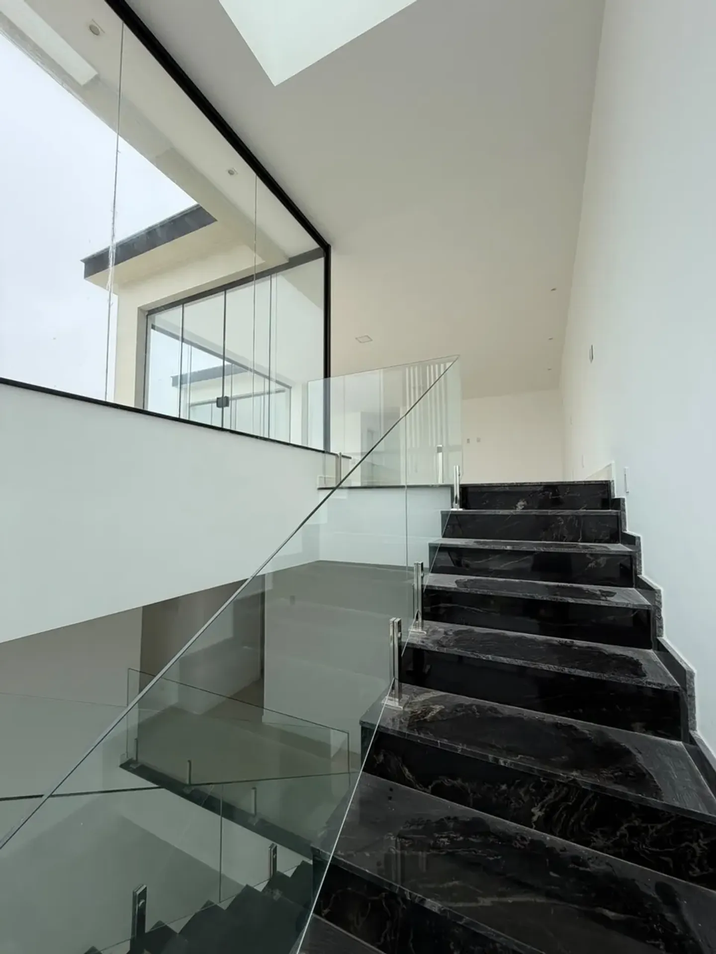 House, 370 m², with floor-to-ceiling windows — photo 25