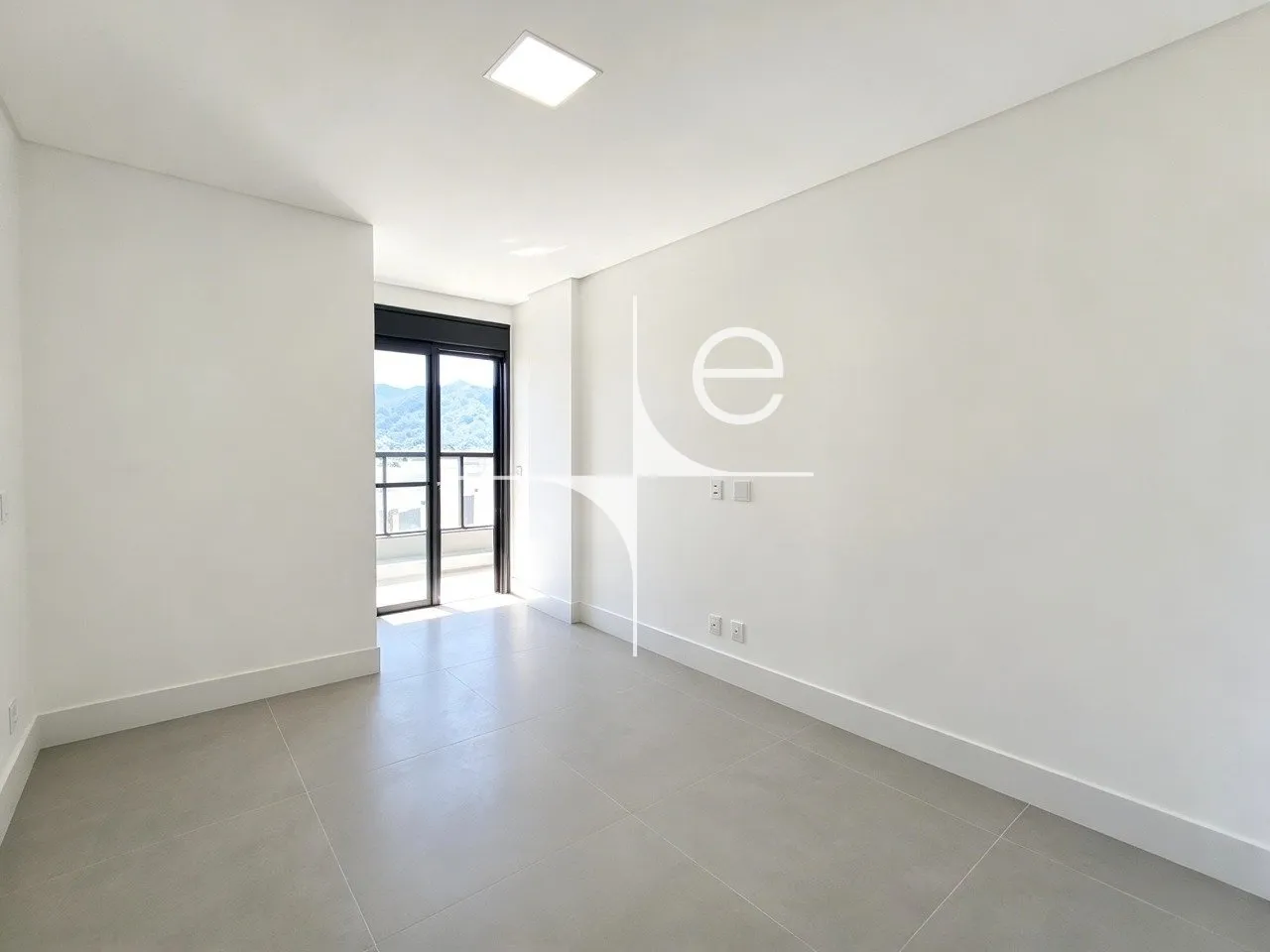 Glass-enclosed balcony in a 3-bedroom apartment, 150 m² — photo 33