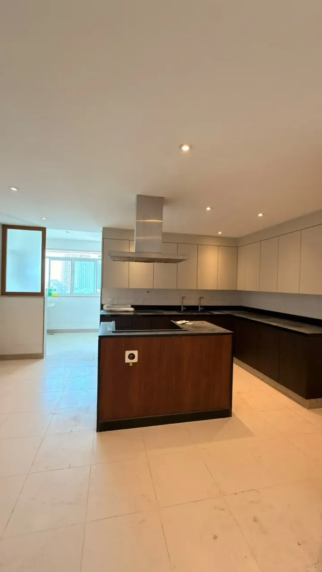 575 m² apartment with 5 en-suite bedrooms and glass balcony — photo 17