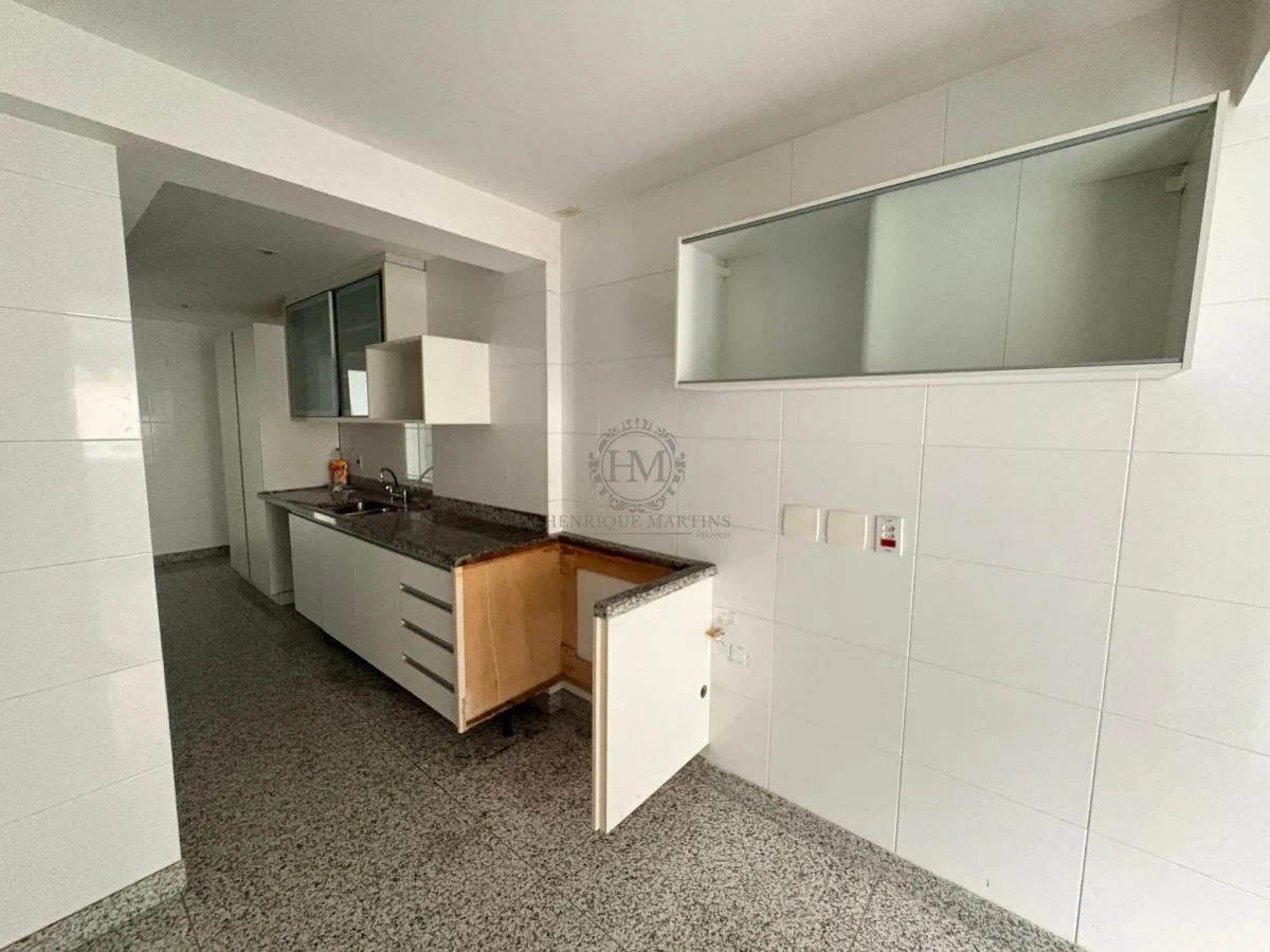4-bedroom apartment with enclosed glass balcony — photo 23
