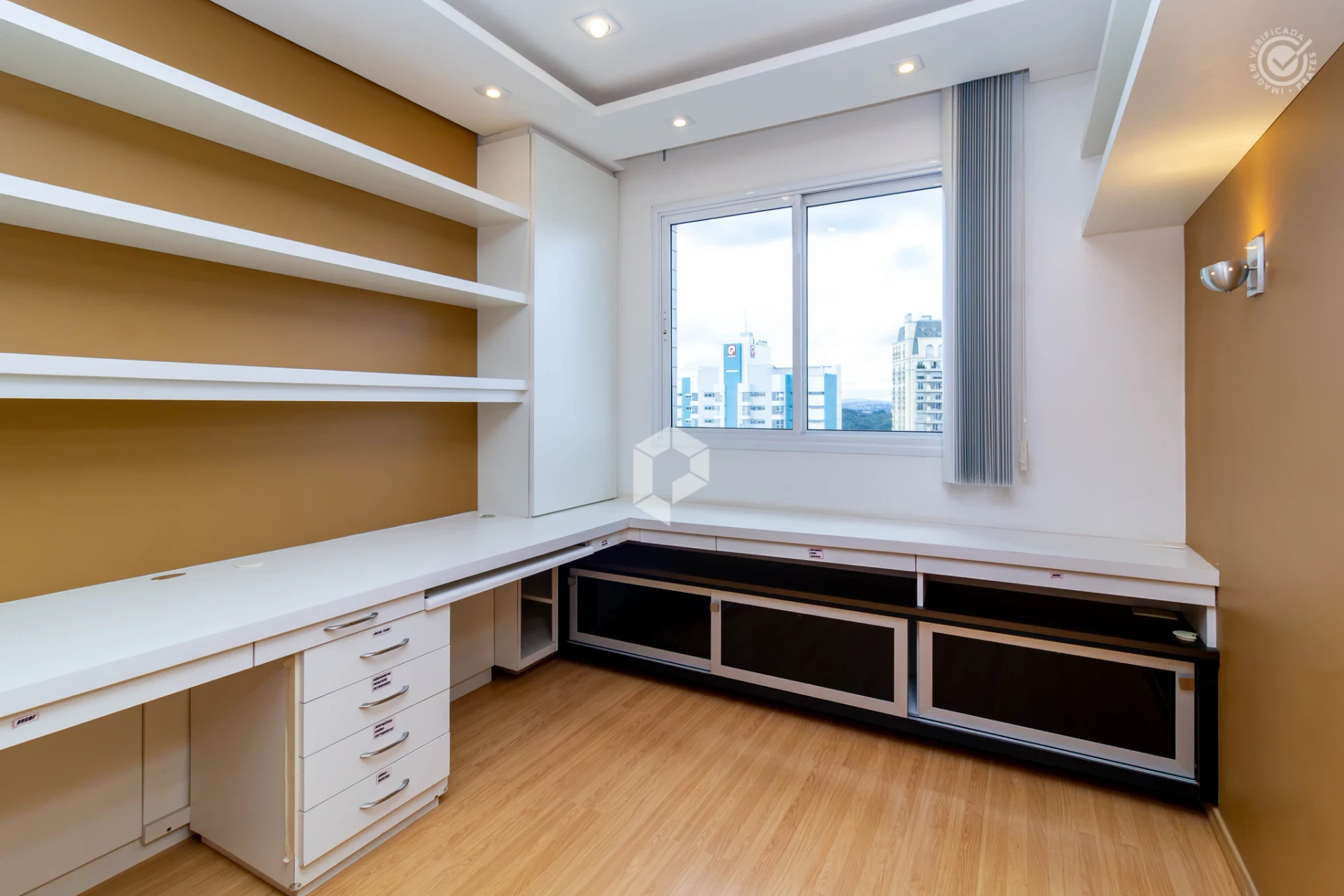 Bathtub in a 3-bedroom apartment, 180 m² — photo 4
