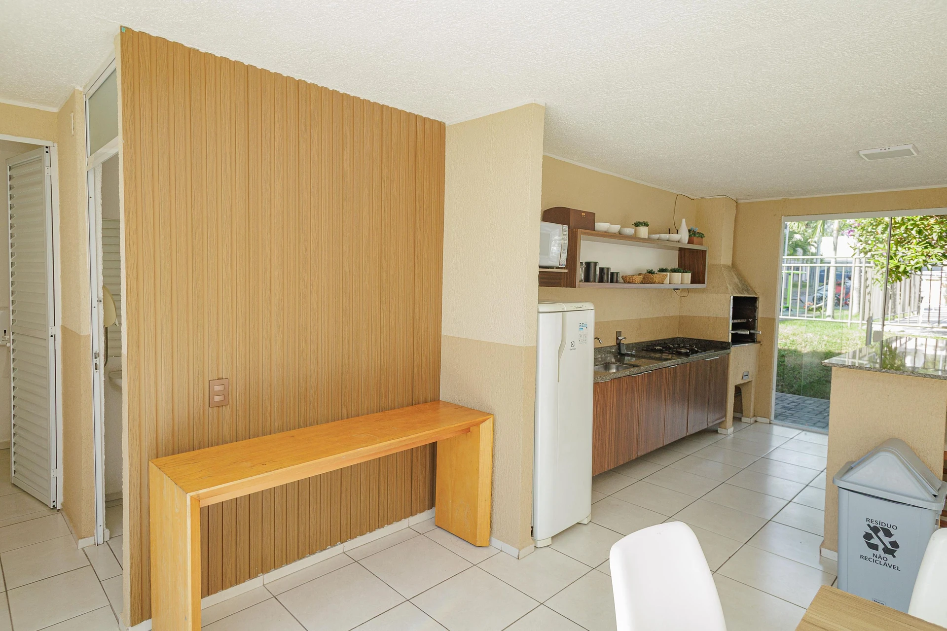 2-bedroom apartment with an open-air pool area — photo 26