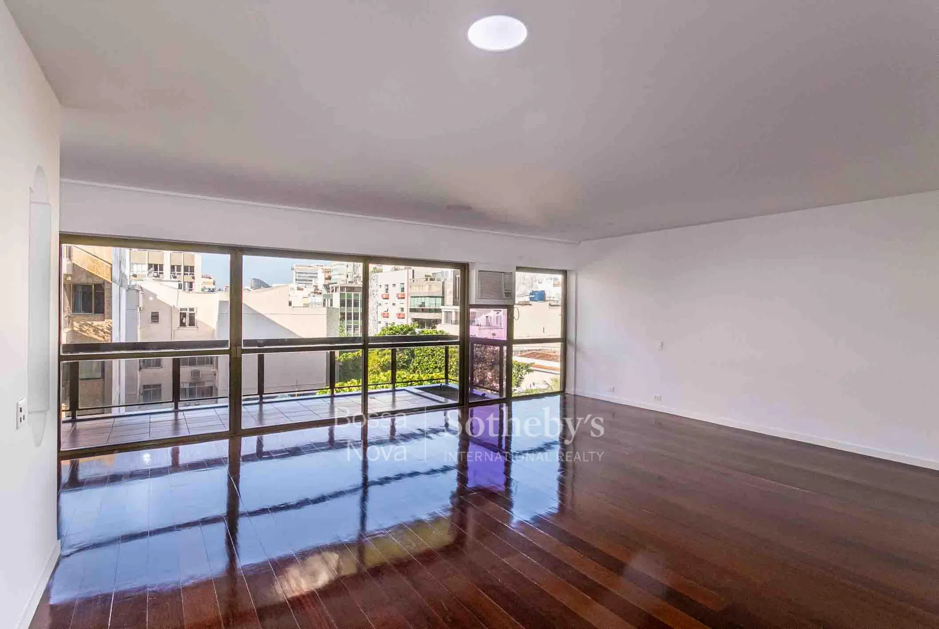 Furnished-free 227 m² apartment with 4 bedrooms and BBQ