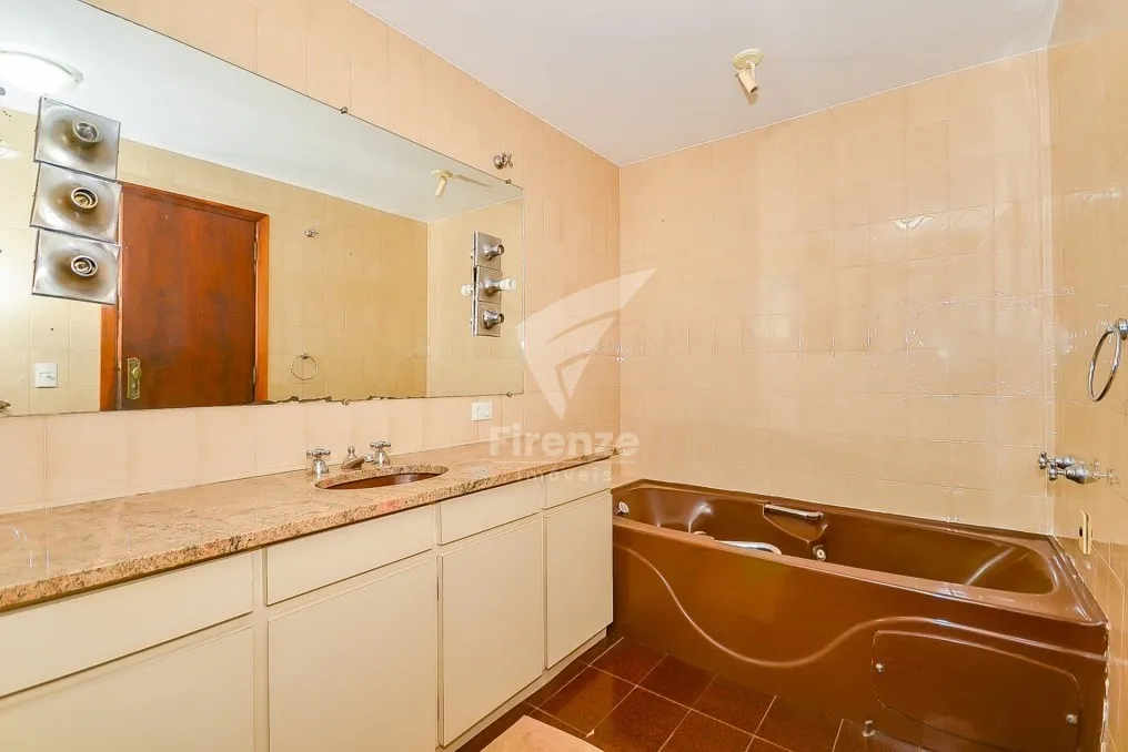 424 m² house with 3 en-suite bedrooms and 4 parking spots — photo 43
