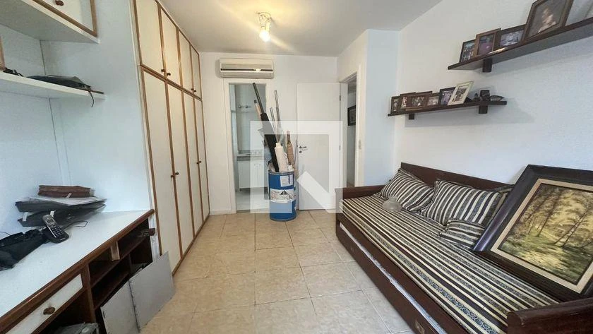 Walk-in closet in a 5-bedroom house, 250 m² — photo 30