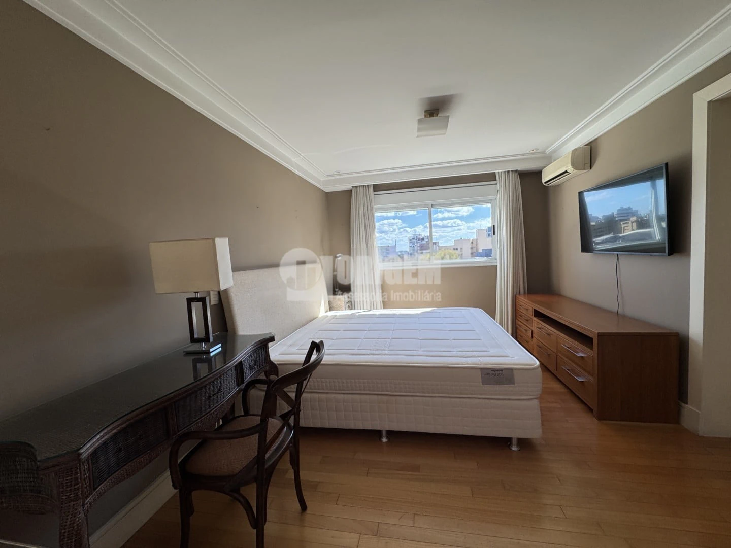 2-bedroom apartment with a bathtub in Curitiba — photo 4