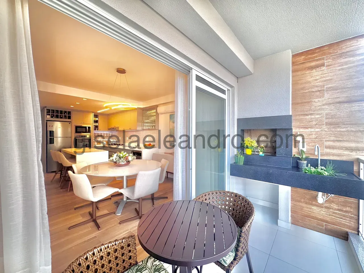 Furnished 2-bedroom apartment with 3 bathrooms — photo 11