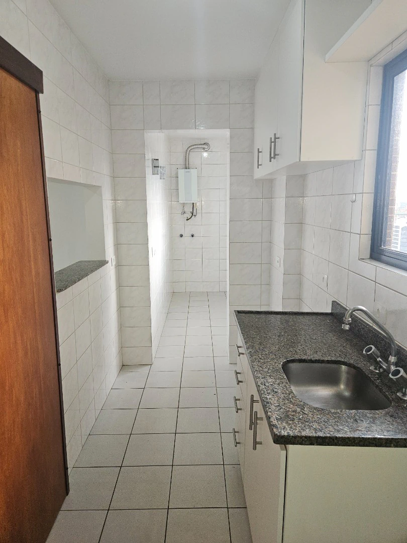 2-bedroom apartment with no parking and a closed kitchen — photo 2
