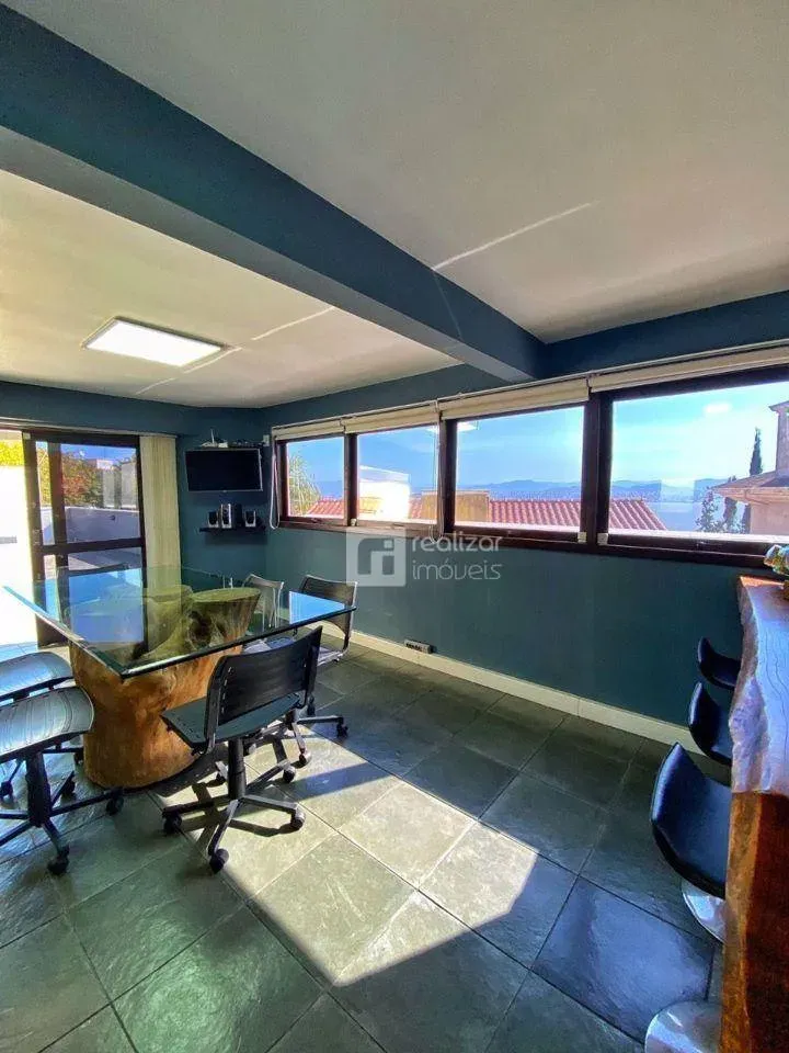 Casa con 4 dormitorios en suite y ventanales del suelo al techo — photo 11