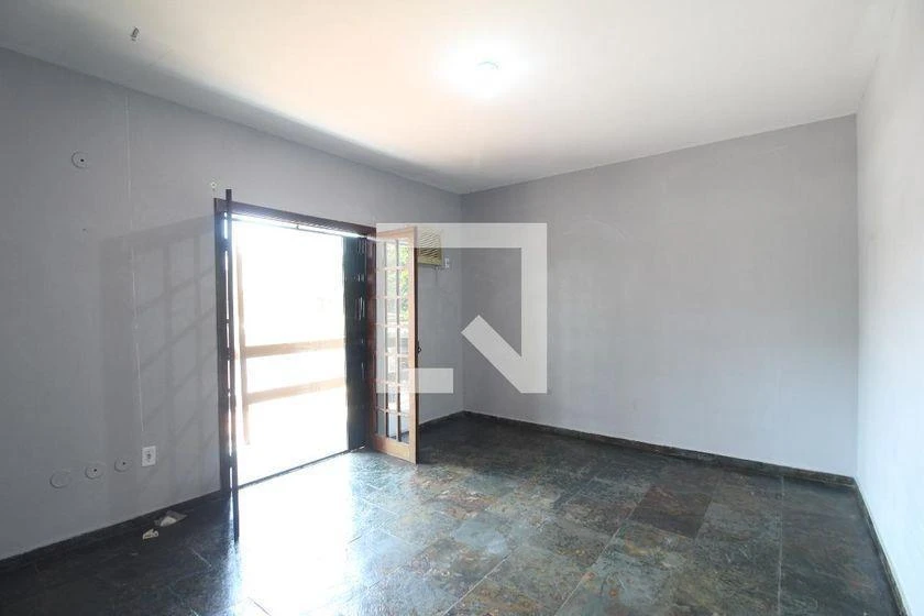 265 m² house with a home office and a bathtub — photo 10