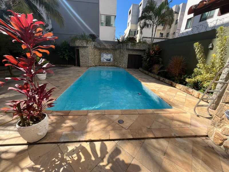 Balcony with a grill in a 4-bedroom house, 420 m² — photo 18