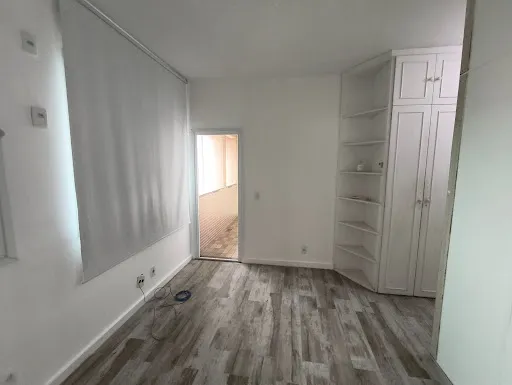 4-bedroom apartment with enclosed balcony — photo 7