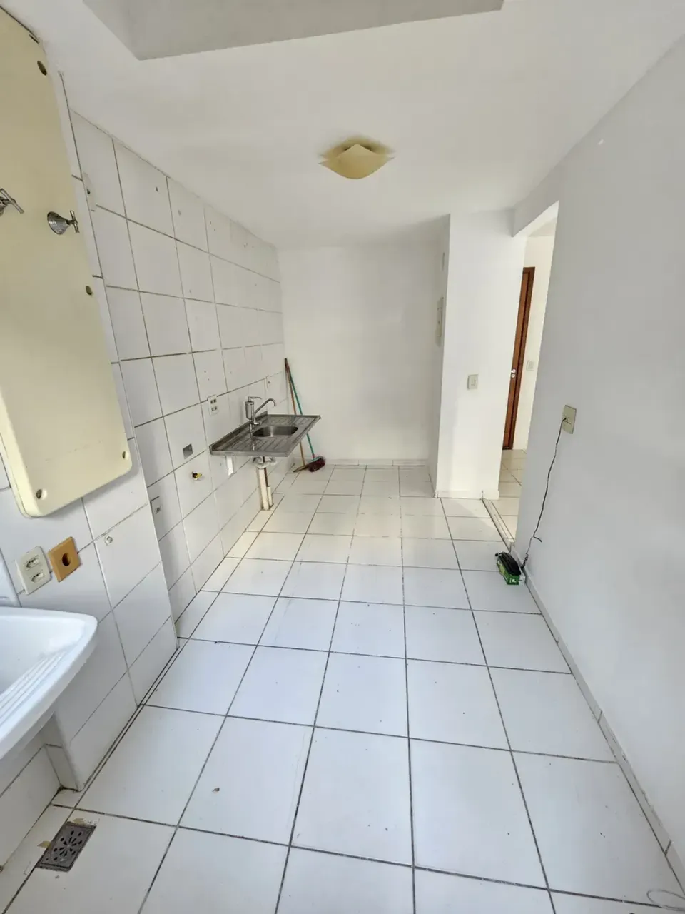 1-bedroom apartment with a balcony and a glass shower — photo 2