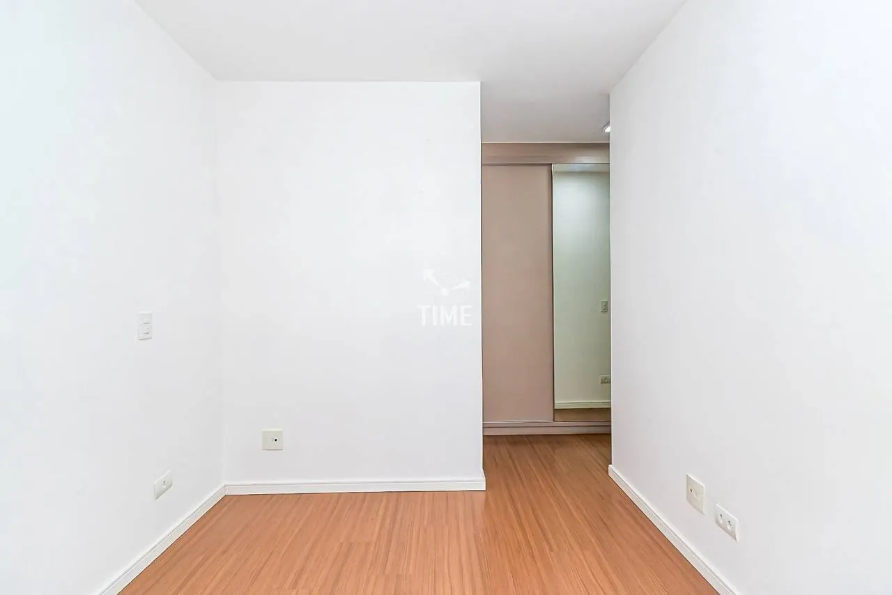 Wood or laminate floors in a 3-bedroom apartment, 78 m² — photo 21