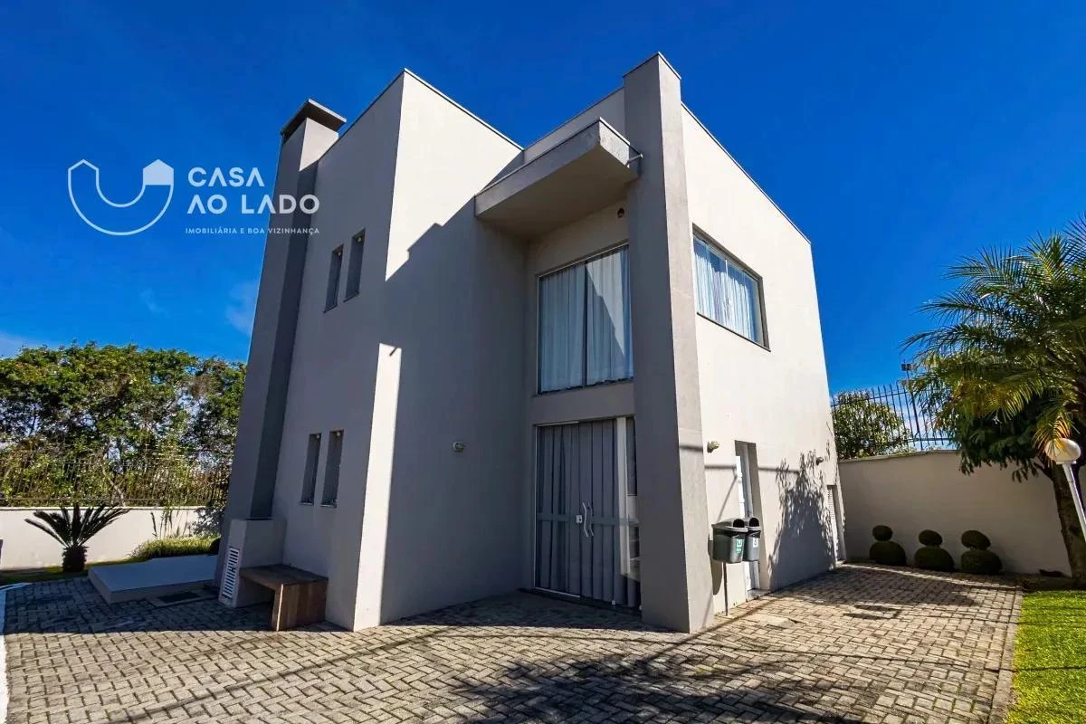 Balcony with a grill in a 3-bedroom house, 264 m² — photo 50