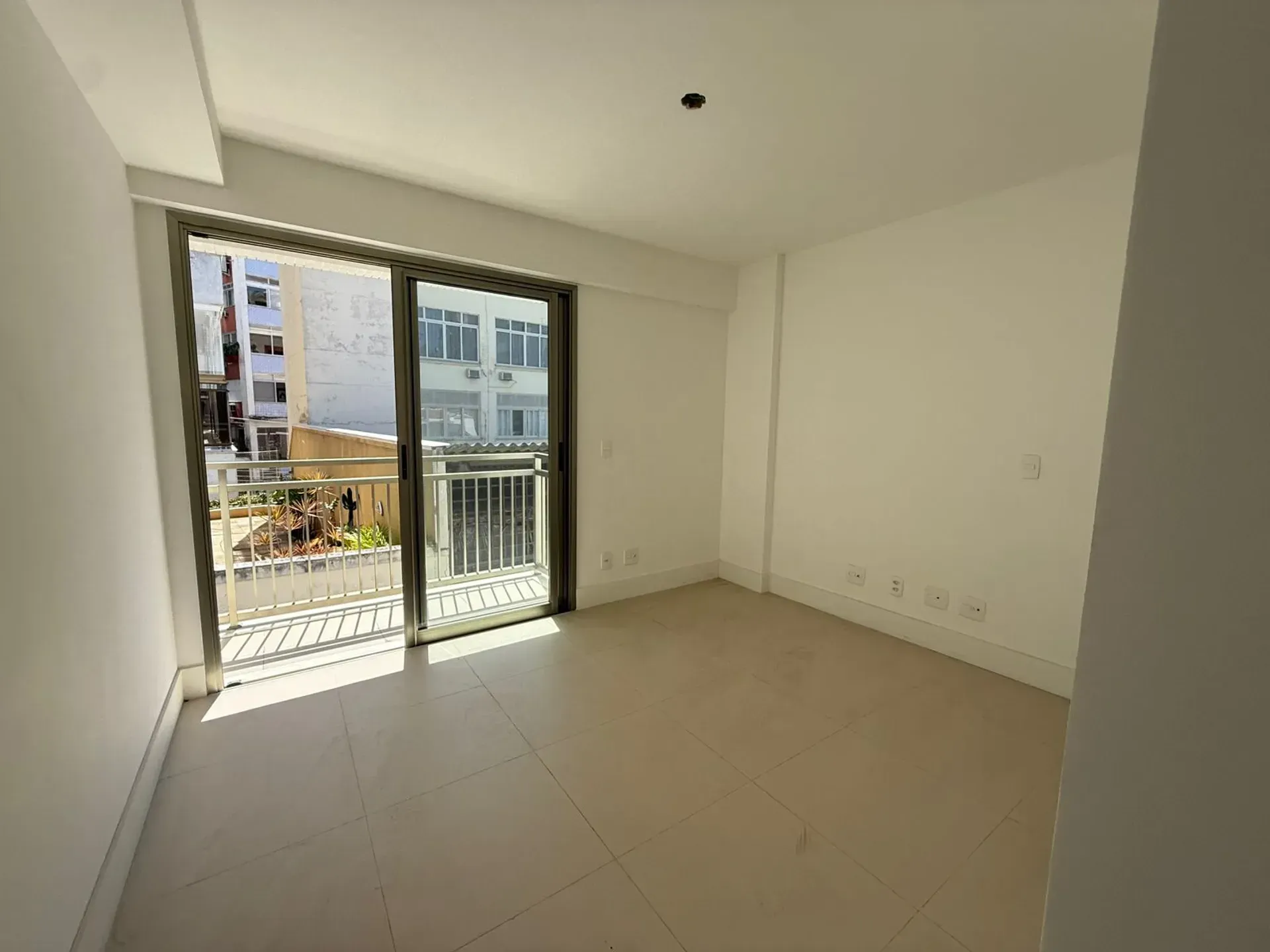 Apartment with balcony, 3 bedrooms and 2 parking spots — photo 14