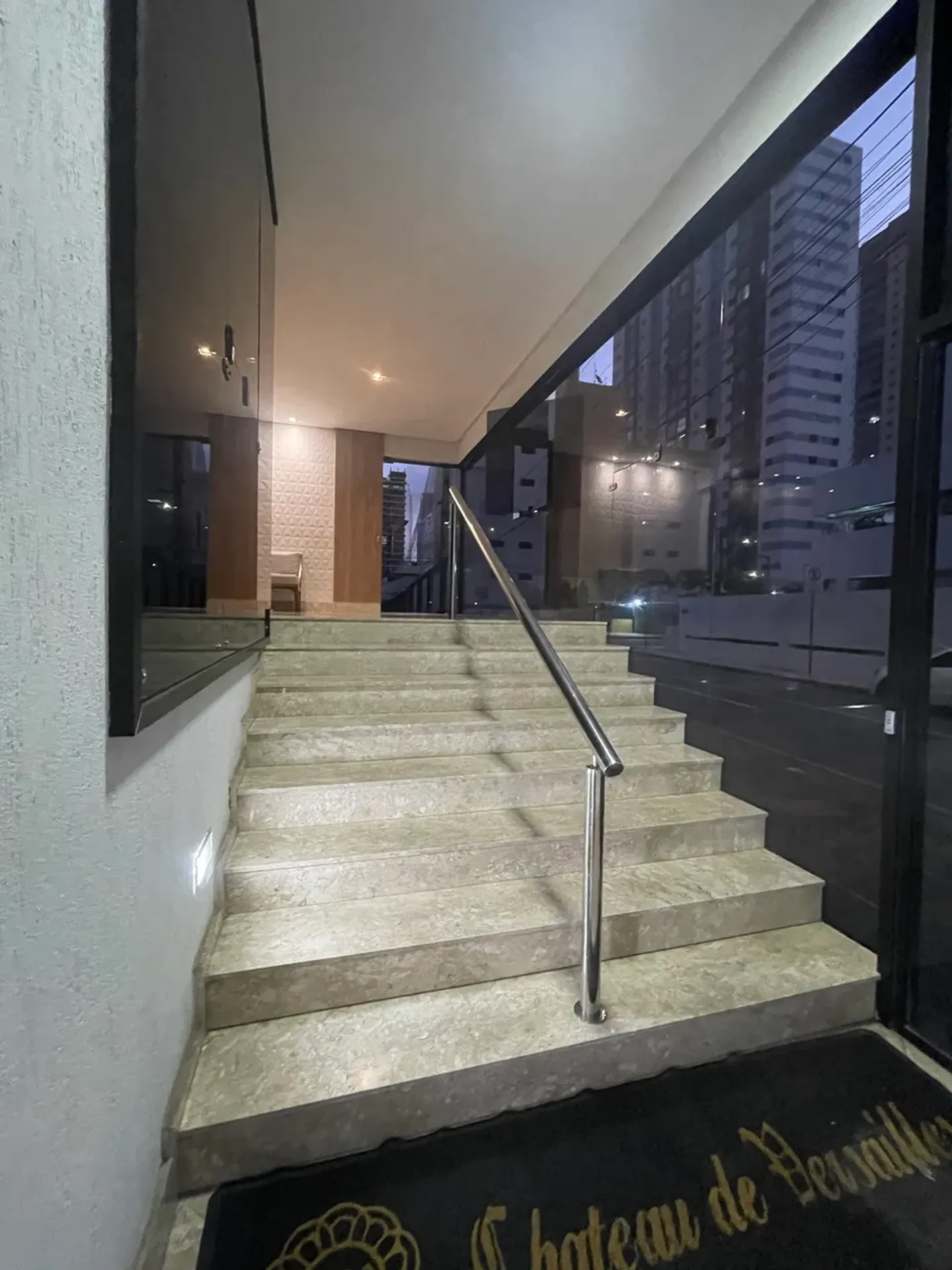 Glass-enclosed balcony in a 4-bedroom apartment, 115 m² — photo 4