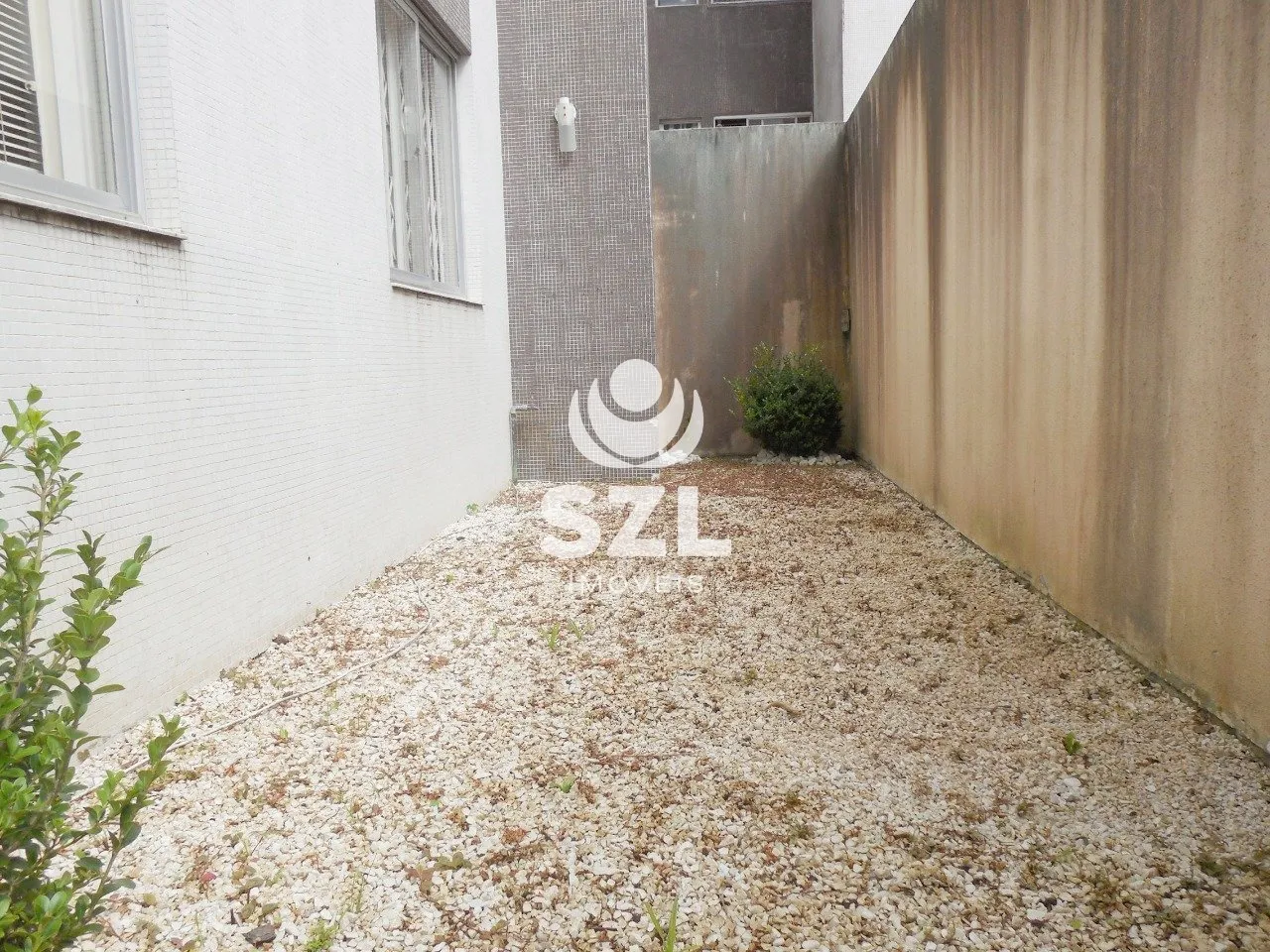 Walk-in closet in a 2-bedroom apartment, 87 m² — photo 12