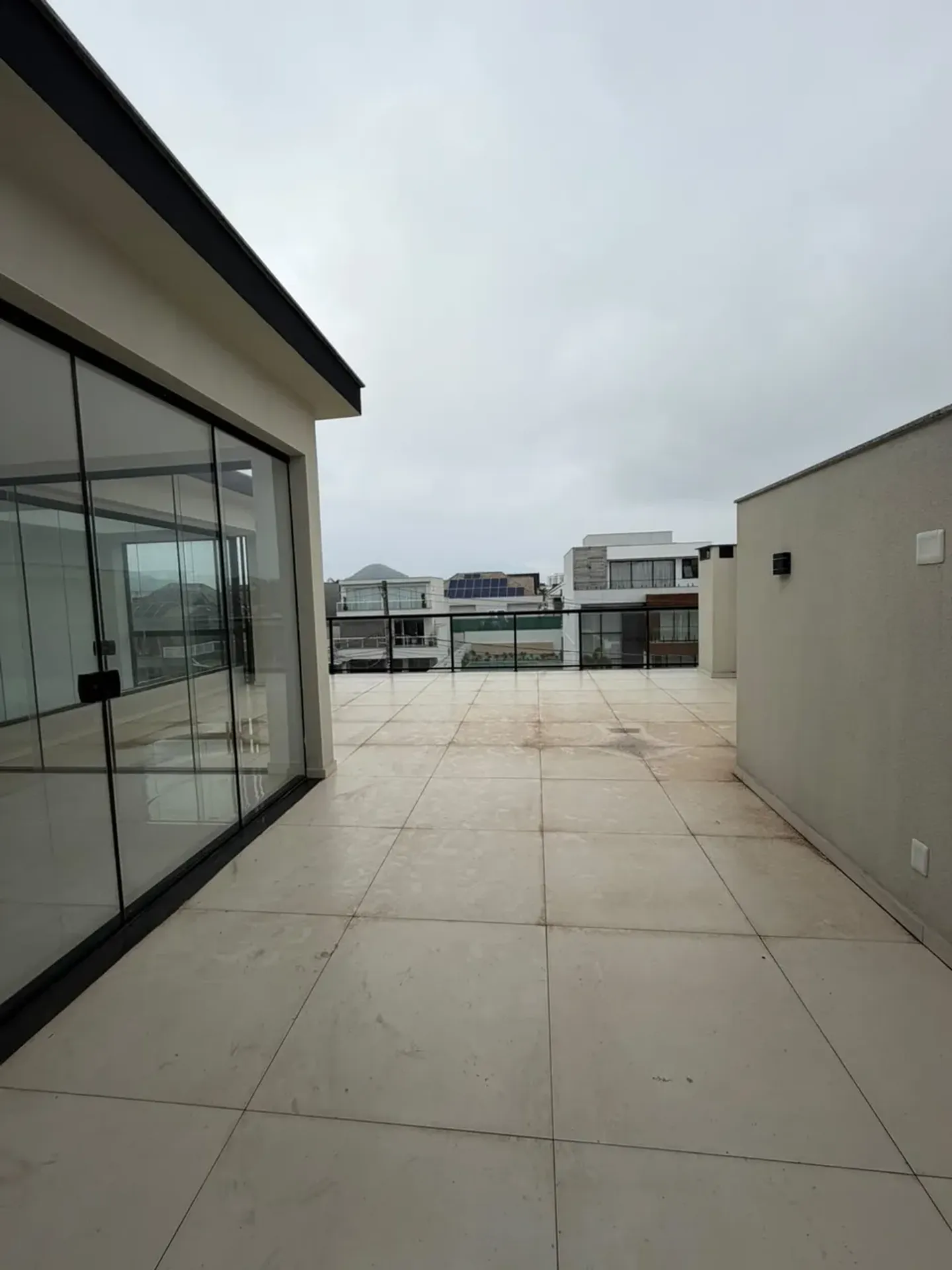 House, 370 m², with floor-to-ceiling windows — photo 37
