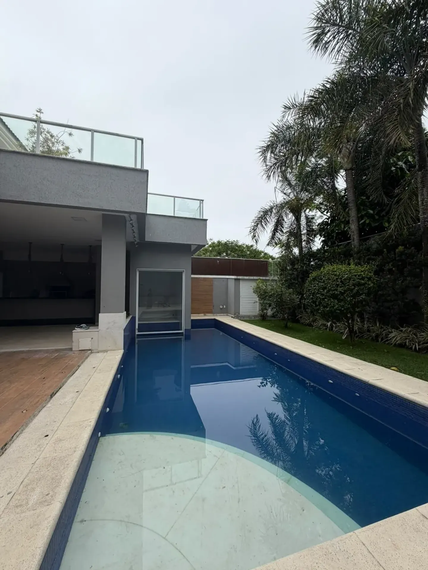 700 m² house with a garden and a bathtub — photo 24
