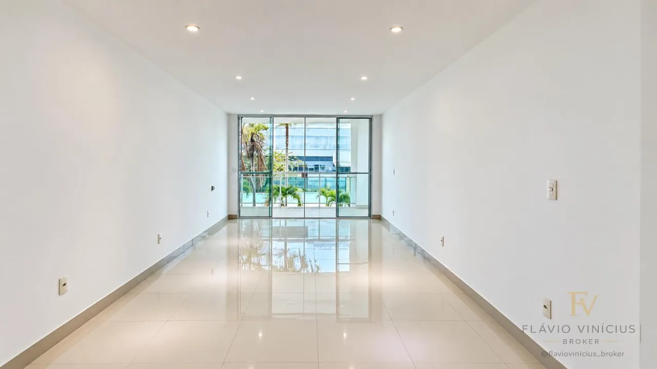 5-bedroom house with floor-to-ceiling windows — photo 22