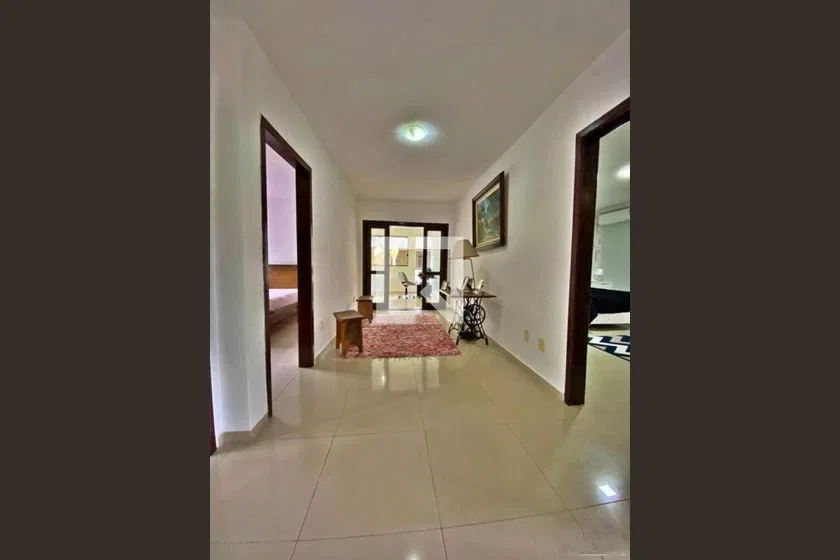 Casa mobiliada, 738 m², com janelas do piso ao teto
