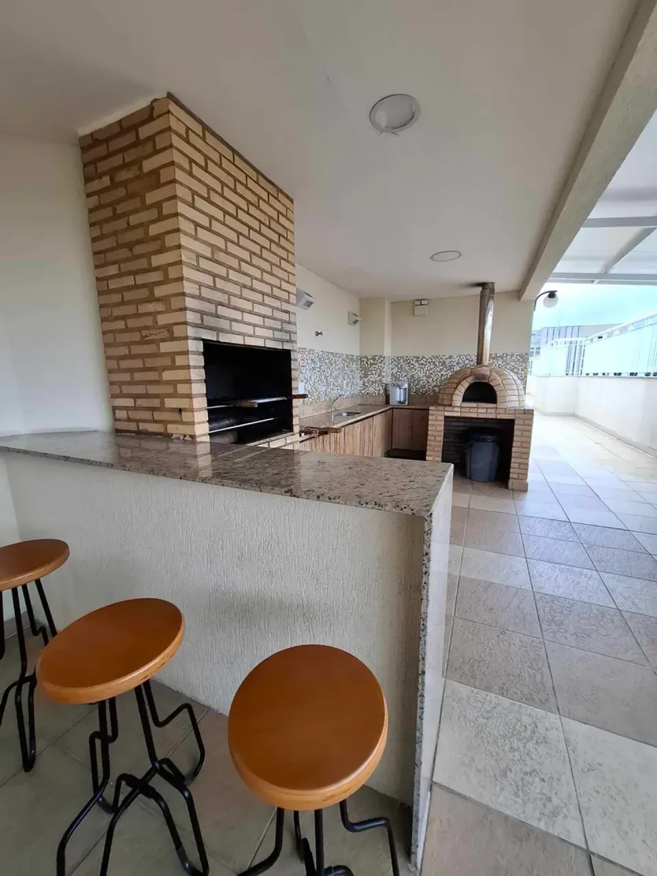 Apartamento com 2 quartos e cozinha fechada com coifa — photo 18