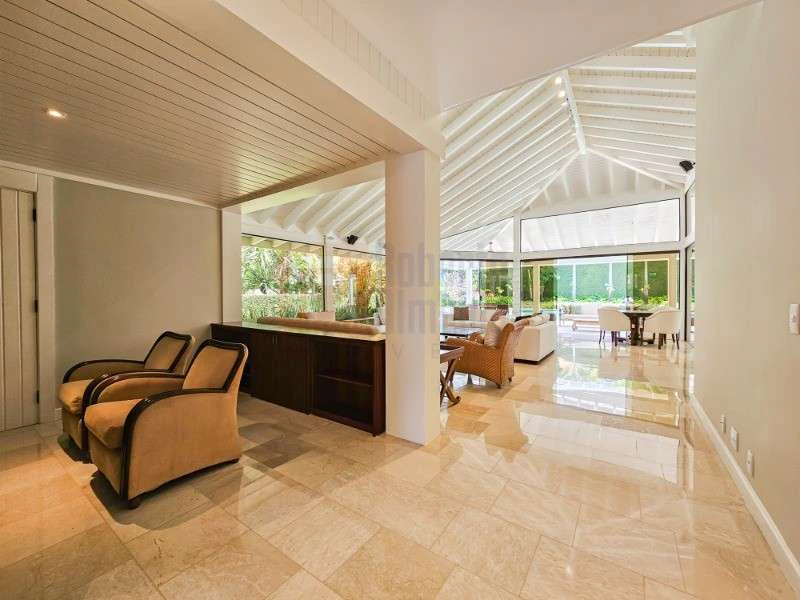832 m² house with 6 bedrooms and an open-plan kitchen — photo 7