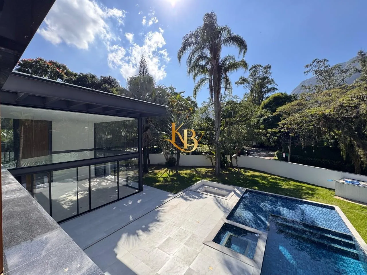 Casa com 5 quartos e área de piscina ao ar livre — photo 30