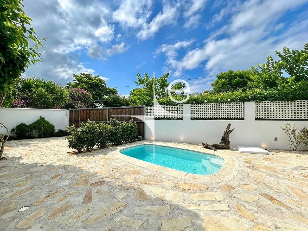 Water view in a 3-bedroom house, 220 m² — photo 26