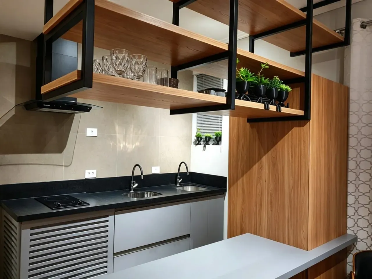 Estudio amueblado con estilo industrial y cocina abierta — photo 4