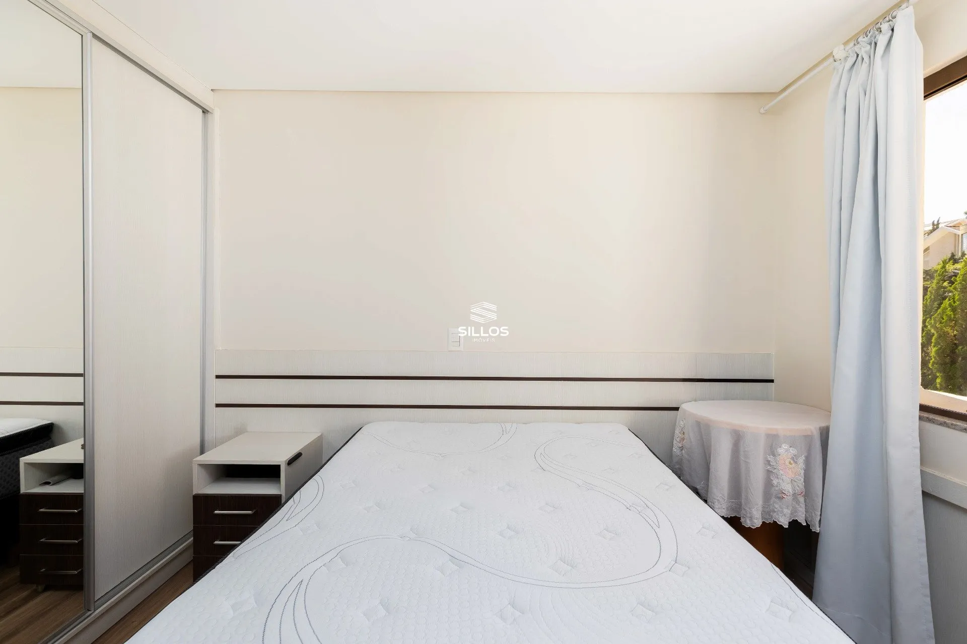 House with 4 bedrooms, 8 parking spaces in a condo — photo 32