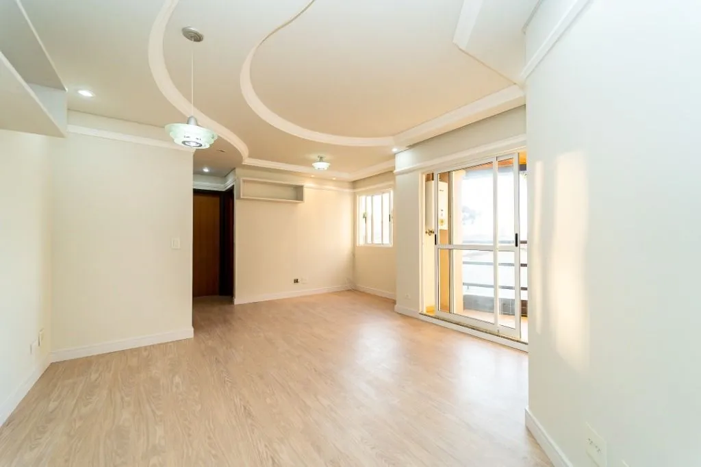 Balcony with a grill in a 2-bedroom apartment, 59 m²