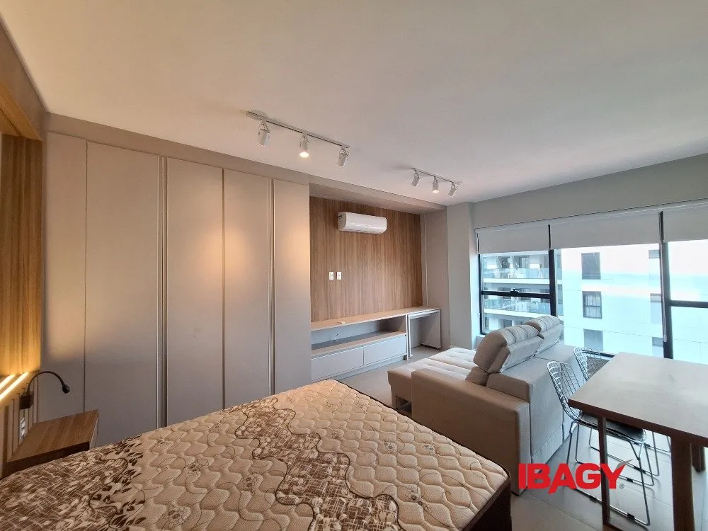 Furnished studio in a building with a pool — photo 3