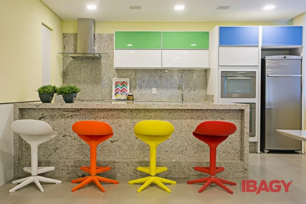 Furnished 2-suite apartment with enclosed balcony — photo 73