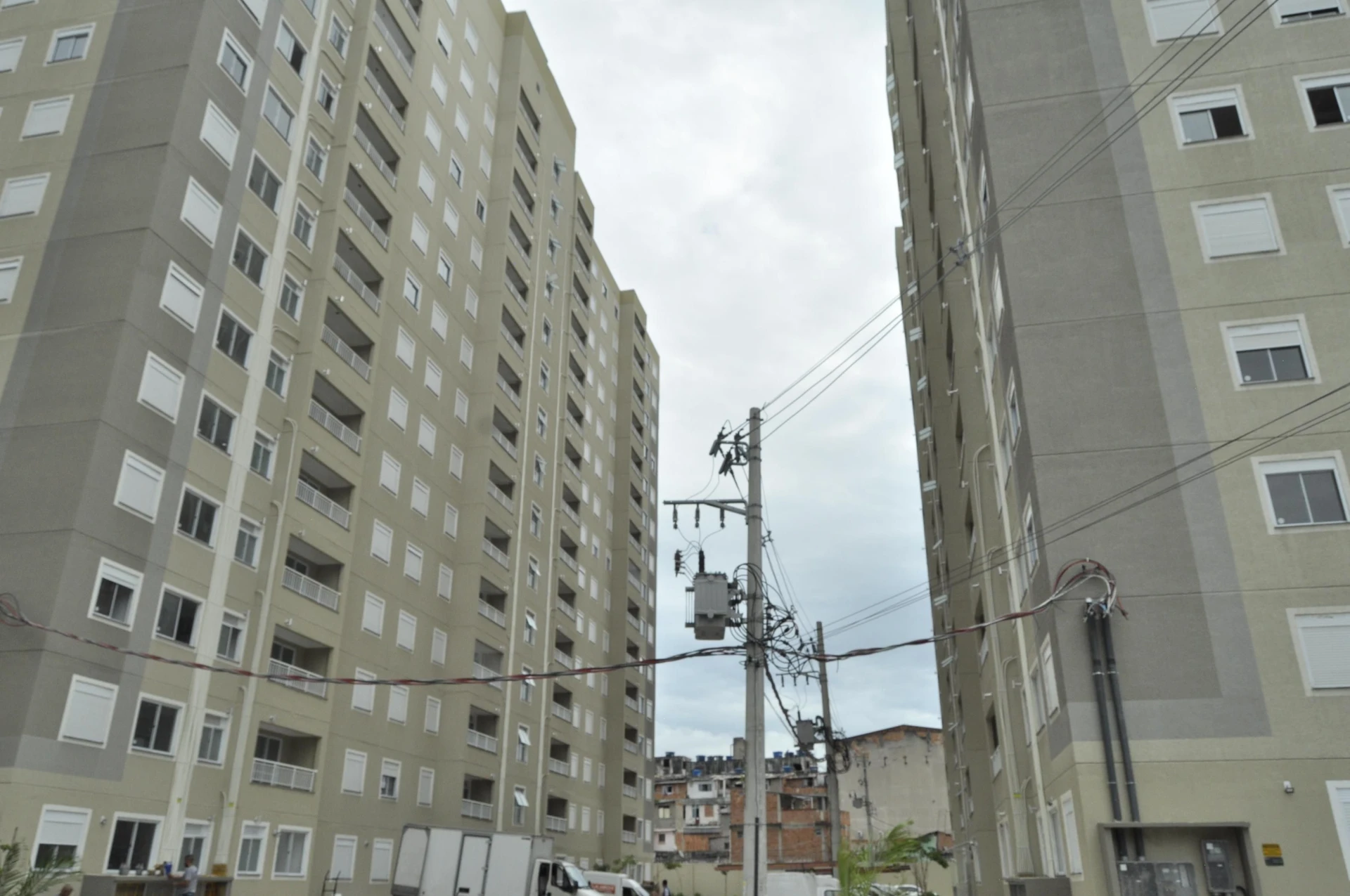 2-bedroom apartment in a building with a pool — photo 30