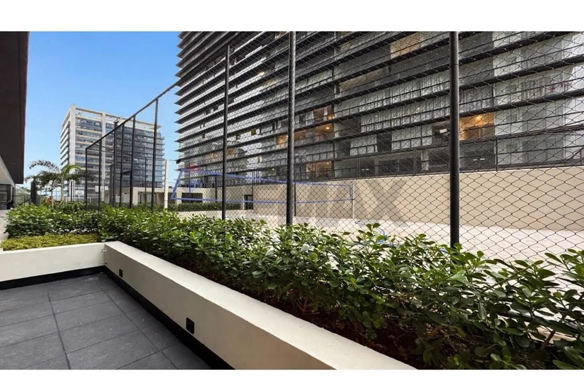 Glass-enclosed balcony in a 3-bedroom apartment, 119 m² — photo 22
