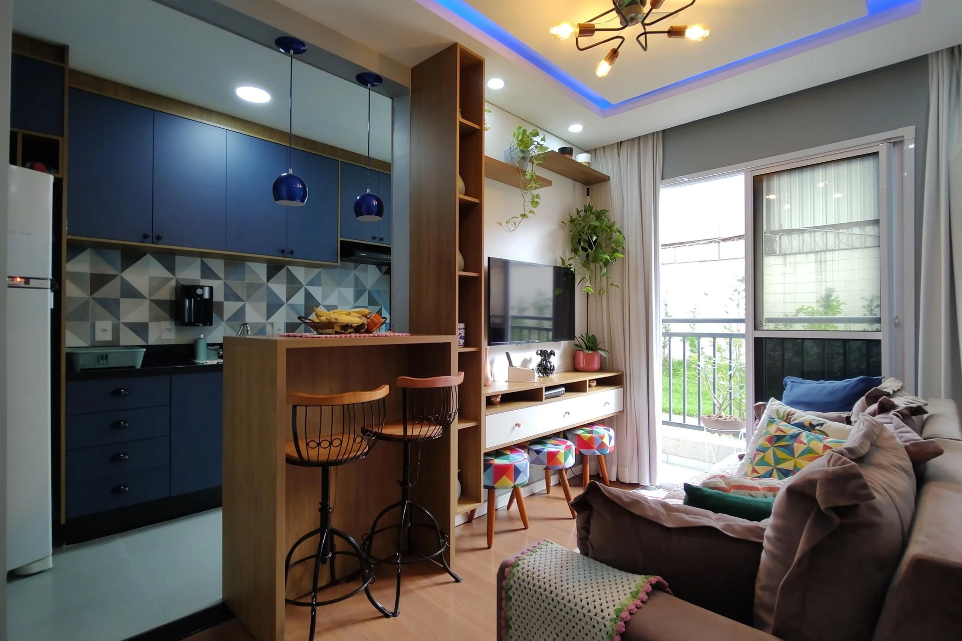 2-bedroom apartment with a glass-enclosed balcony — photo 2