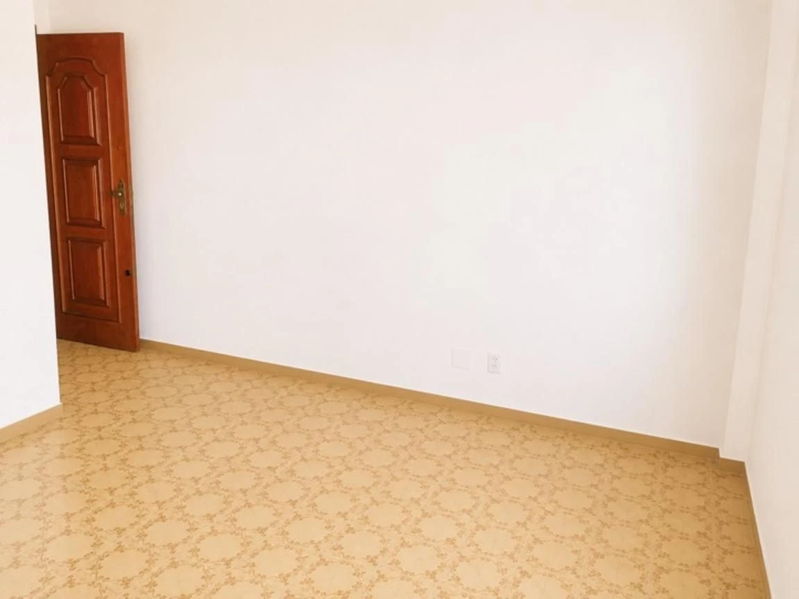 Apartamento com 2 quartos e banheiro com box de vidro — photo 18