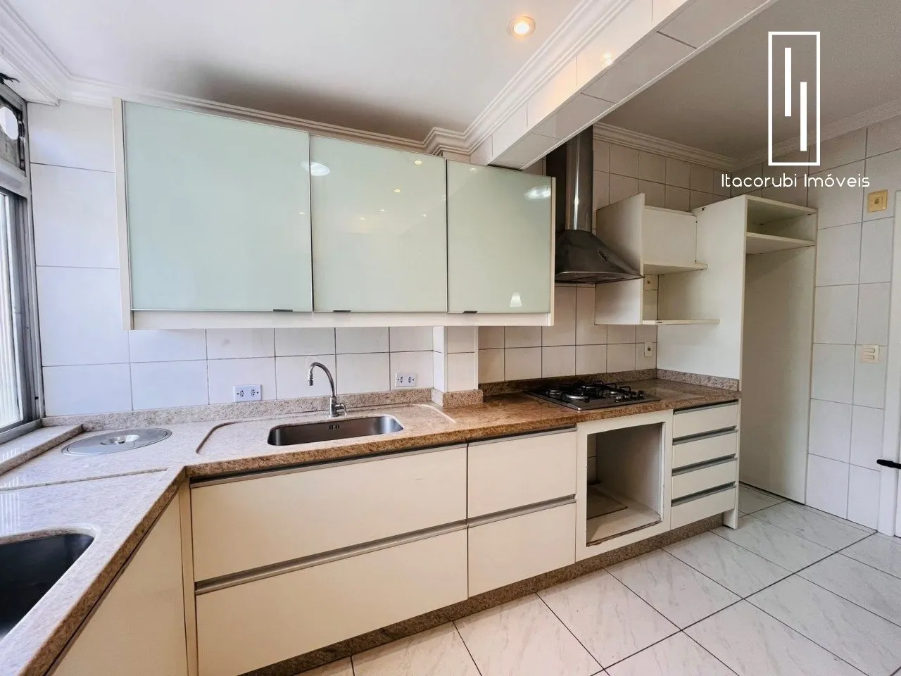 Departamento con balcón cerrado con vidrio en Florianópolis — photo 11