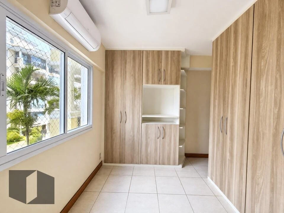 Walk-in closet in a 3-bedroom apartment, 122 m² — photo 7