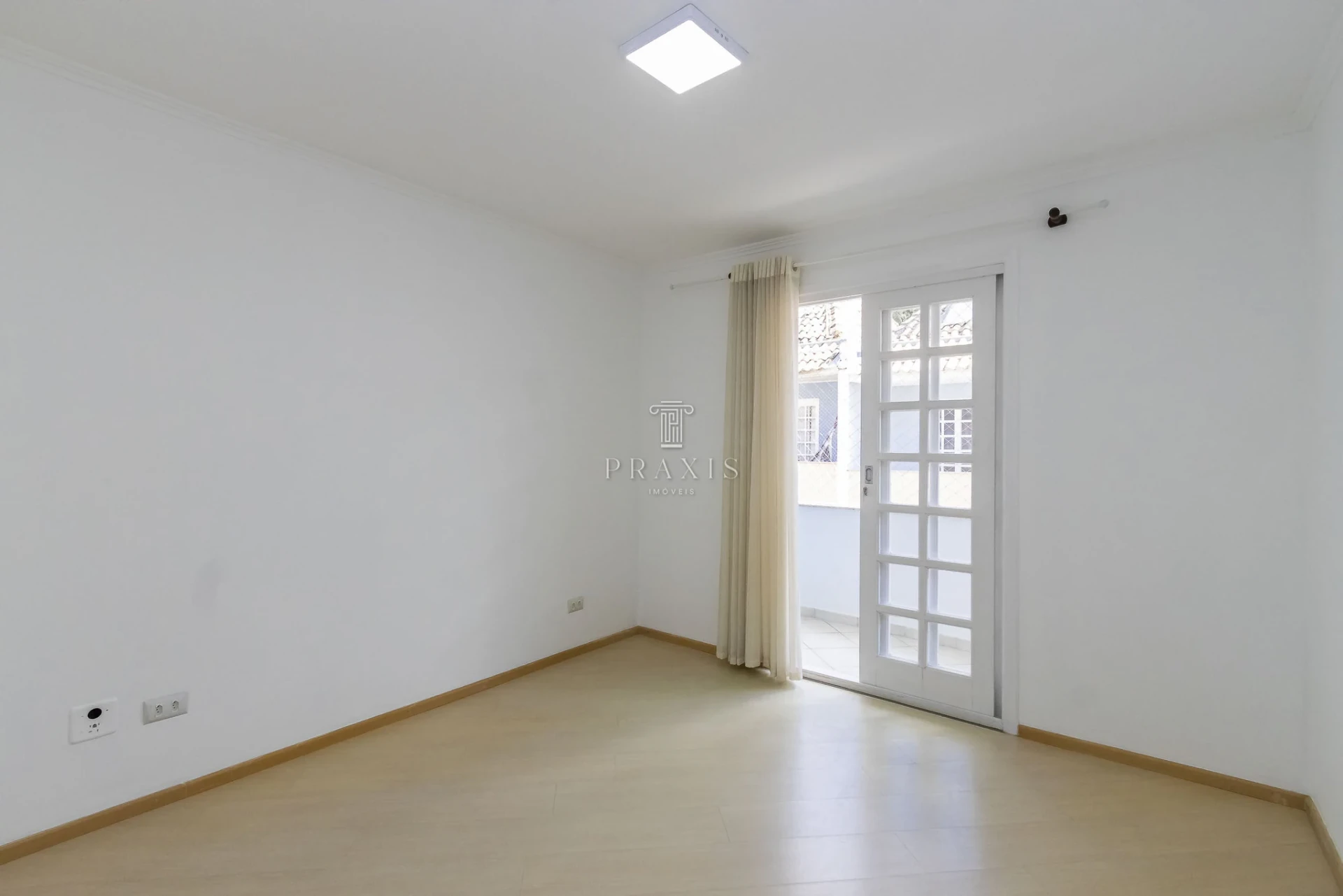 3-bedroom house with a bathtub — photo 15