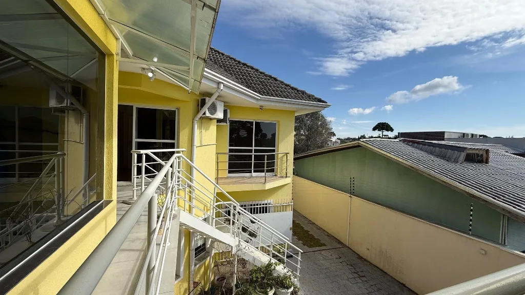 3-bedroom house with a bathtub in Curitiba — photo 26