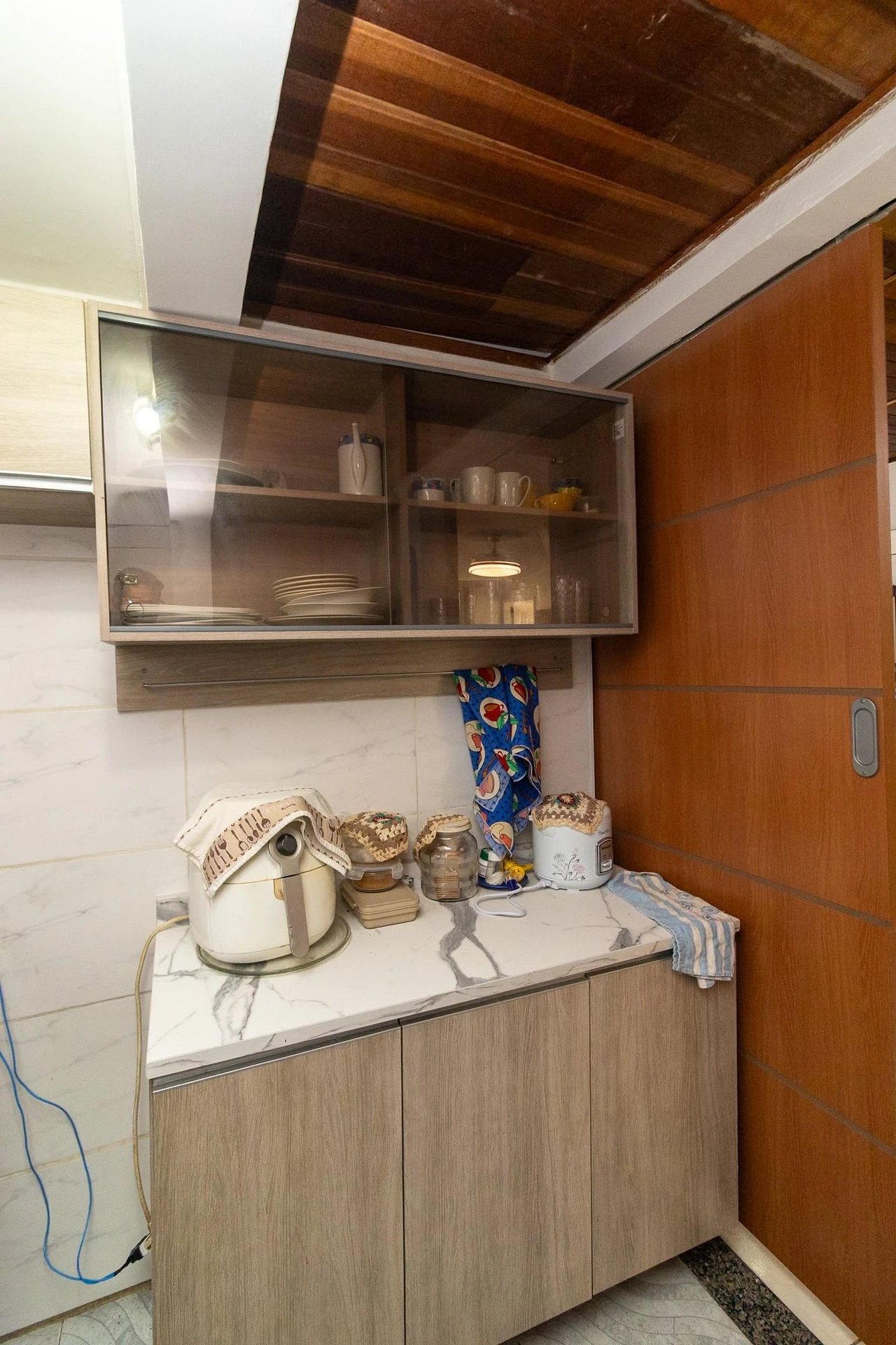 Furnished 4-bedroom apartment with balcony and desk area — photo 13
