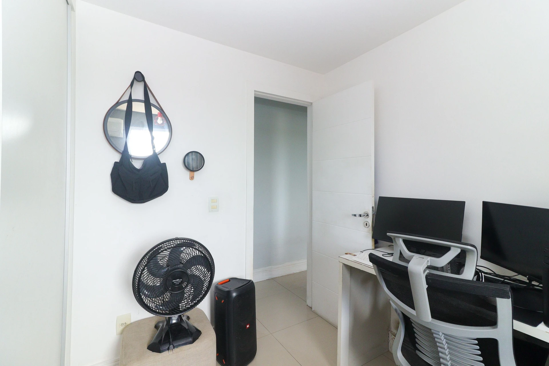 105 m² apartment with a home office and a washing machine — photo 40